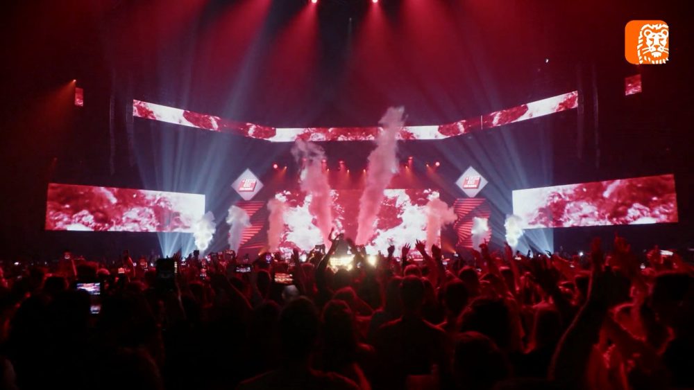 Stage and performances at the Qmusic Top 40 Awards, featured in an ING aftermovie produced by PuraVideos capturing the festival atmosphere and live music energy